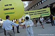 Miembros de Greenpeace reciben disfrazados de grandes ojos a delegados de la ONU para que sepan que "son observados"